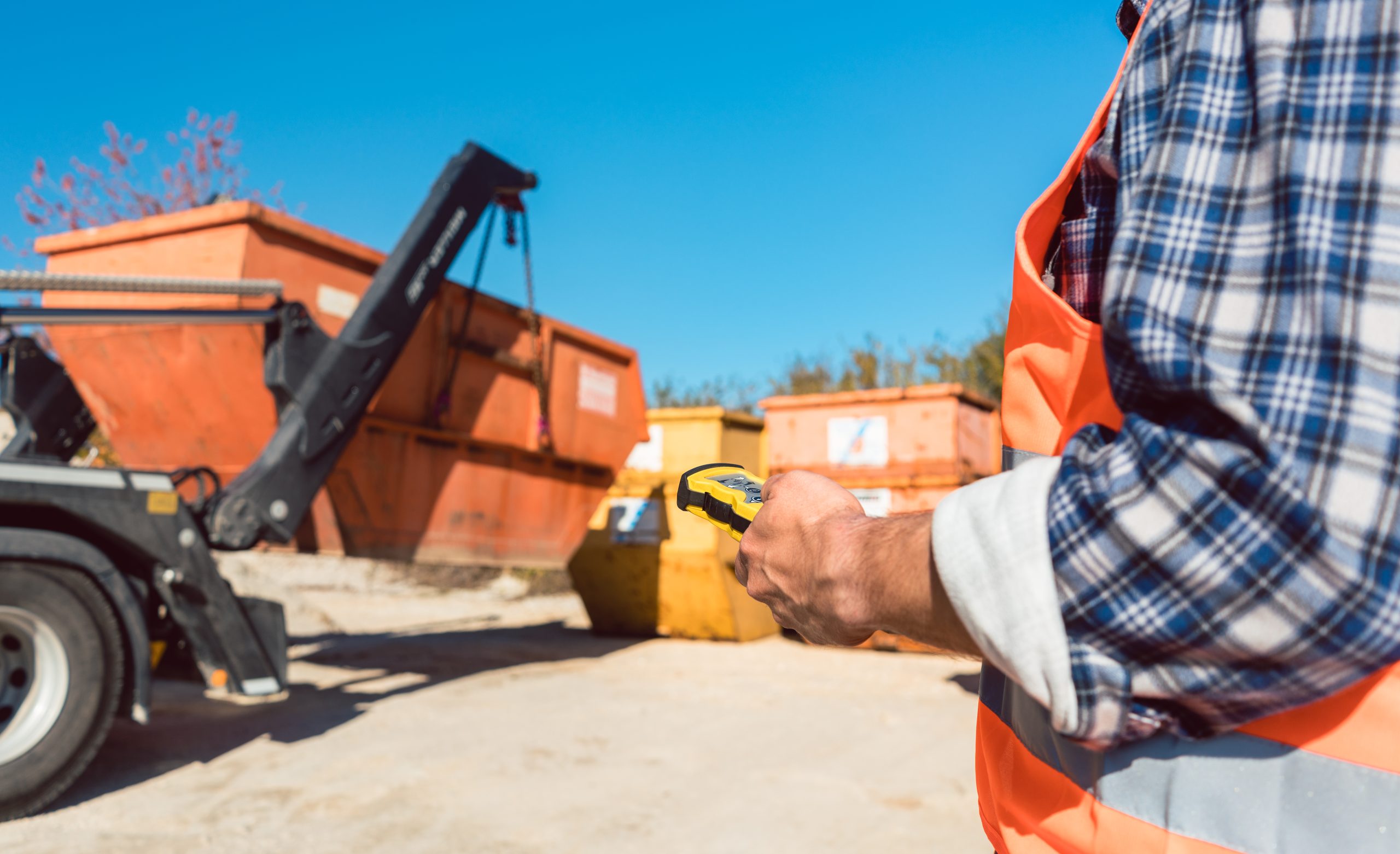 Arbeiter mit Fernbedienung an Baustelle.