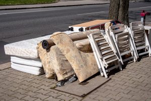 Sperrmüll auf dem Bürgersteig, darunter Matratzen und Möbel